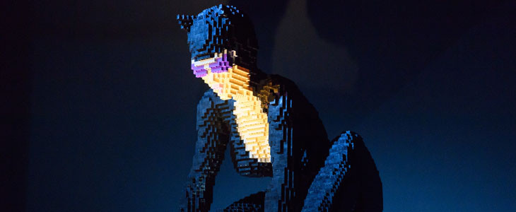 Catwoman dans The Art of the Brick© : DC Super Heroes